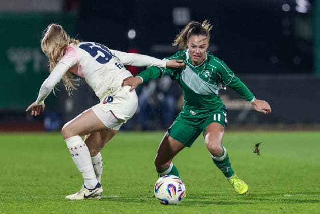 from left Juliette Vidal Bayer 04 Leverkusen, 56 and Maja Sternad SV Werder Bremen, 11 in a duel, dynamic, action, action, game scene, THE DFB REGULATIONS PROHIBIT ANY USE OF PHOTOGRAPHS AS IMAGE SEQUENCES AND OR QUASI VIDEO , 12 12 2025, Bremen Germany , Football, Google Pixel Womens Bundesliga, SV Werder Bremen Bayer 04 Leverkusen xobx