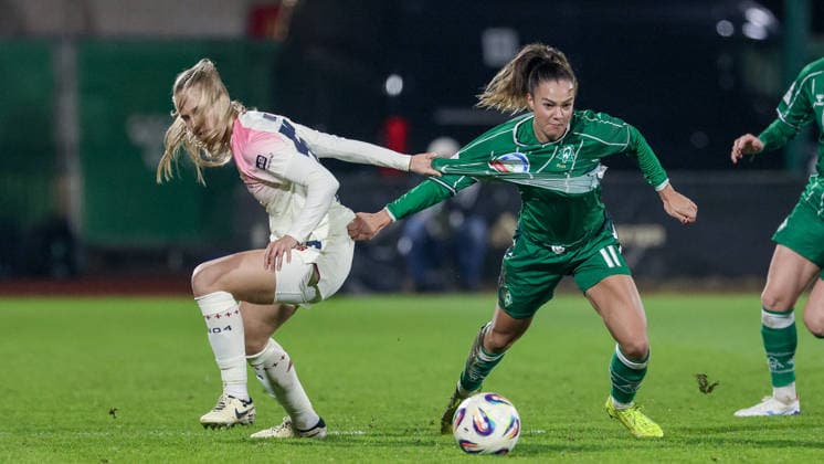 from left Juliette Vidal Bayer 04 Leverkusen, 56 and Maja Sternad SV Werder Bremen, 11 in a duel, dynamic, action, action, game scene, THE DFB REGULATIONS PROHIBIT ANY USE OF PHOTOGRAPHS AS IMAGE SEQUENCES AND OR QUASI VIDEO , 12 12 2025, Bremen Germany , Football, Google Pixel Womens Bundesliga, SV Werder Bremen Bayer 04 Leverkusen xobx