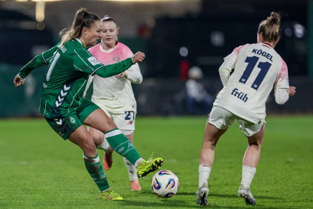 from left Maja Sternad SV Werder Bremen, 11 and Kristin Kögel Bayer 04 Leverkusen, 11 in a duel, dynamic, action, action, game scene, THE DFB REGULATIONS PROHIBIT ANY USE OF PHOTOGRAPHS AS IMAGE SEQUENCES AND OR QUASI VIDEO , 12 12 2025, Bremen Germany , Football, Google Pixel Womens Bundesliga, SV Werder Bremen Bayer 04 Leverkusen xobx