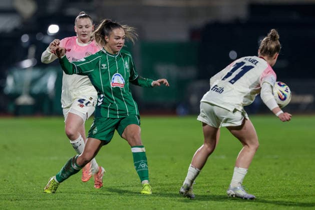 from left Vanessa Fudalla Bayer 04 Leverkusen, 21 , Maja Sternad SV Werder Bremen, 11 and Kristin Kögel Bayer 04 Leverkusen, 11 in duel, duel, dynamics, action, action, game scene, THE DFB REGULATIONS PROHIBIT ANY USE OF PHOTOGRAPHS AS IMAGE SEQUENCES AND OR QUASI VIDEO , 12 12 2025, Bremen Germany , Football, Google Pixel Womens Bundesliga, SV Werder Bremen Bayer 04 Leverkusen xobx
