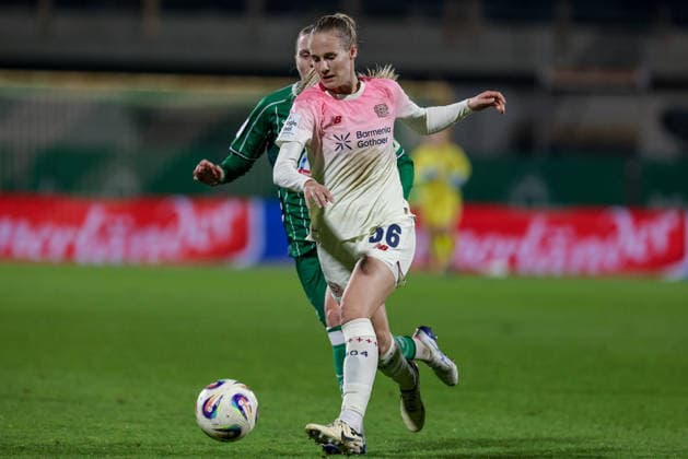 v li Juliette Vidal Bayer 04 Leverkusen, 56 on the ball, single image, full body, action, action, match scene, THE DFB GUIDELINES PROHIBIT ANY USE OF PHOTOGRAPHS AS IMAGE SEQUENCES AND OR QUASI VIDEO DFB REGULATIONS PROHIBIT ANY USE OF PHOTOGRAPHS AS IMAGE SEQUENCES AND OR QUASI VIDEO , 12 12 2025, Bremen Germany , Soccer, Google Pixel Womens Bundesliga, SV Werder Bremen Bayer 04 Leverkusen xobx