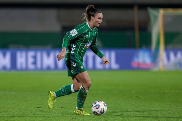 Maja Sternad SV Werder Bremen, 11 on the ball, cropped image, single image, full body, action, action scene, THE DFB GUIDELINES PROHIBIT ANY USE OF PHOTOGRAPHS AS IMAGE SEQUENCES AND OR QUASI VIDEO DFB REGULATIONS PROHIBIT ANY USE OF PHOTOGRAPHS AS IMAGE SEQUENCES AND OR QUASI VIDEO , 12 12 2025, Bremen Germany , Soccer, Google Pixel Womens Bundesliga, SV Werder Bremen Bayer 04 Leverkusen xobx