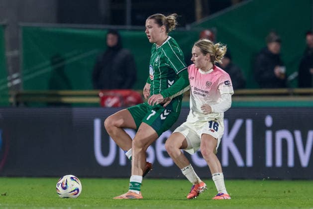 from left Larissa Mühlhaus SV Werder Bremen, 7 and Sofie Zdebel Bayer 04 Leverkusen, 16 in a duel, dynamic, action, action, game scene, THE DFB REGULATIONS PROHIBIT ANY USE OF PHOTOGRAPHS AS IMAGE SEQUENCES AND OR QUASI VIDEO , 12 12 2025, Bremen Germany , Football, Google Pixel Womens Bundesliga, SV Werder Bremen Bayer 04 Leverkusen xobx