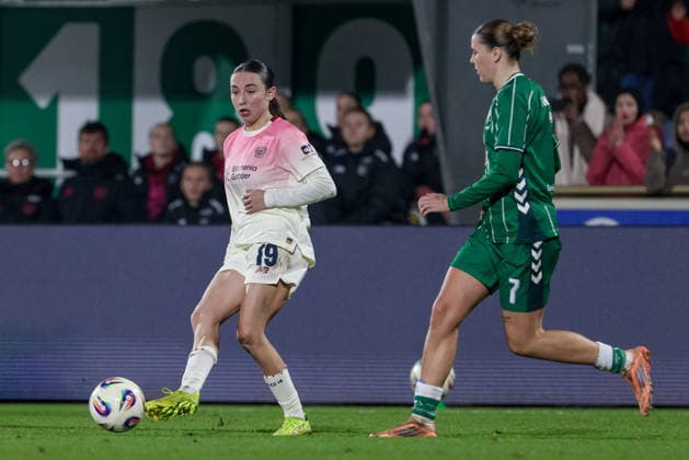 from left Loreen Bender Bayer 04 Leverkusen, 19 and Larissa Mühlhaus SV Werder Bremen, 7 in a duel, dynamic, action, action, game scene, THE DFB REGULATIONS PROHIBIT ANY USE OF PHOTOGRAPHS AS IMAGE SEQUENCES AND OR QUASI VIDEO , 12 12 2025, Bremen Germany , Football, Google Pixel Womens Bundesliga, SV Werder Bremen Bayer 04 Leverkusen xobx