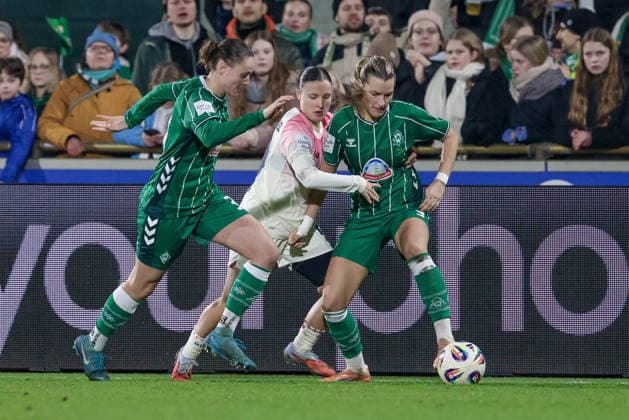 from left Verena Wieder SV Werder Bremen, 31 , Estrella Merino Gonzalez Bayer 04 Leverkusen, 10 and Medina Desic SV Werder Bremen, 9 in duel, duel, dynamics, action, action, game scene, THE DFB REGULATIONS PROHIBIT ANY USE OF PHOTOGRAPHS AS IMAGE SEQUENCES AND OR QUASI VIDEO , 12 12 2025, Bremen Germany , Football, Google Pixel Womens Bundesliga, SV Werder Bremen Bayer 04 Leverkusen xobx