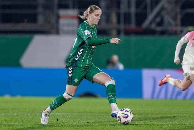 Lina Hausicke SV Werder Bremen, 18 on the ball, single image, full body, action, action, match scene, THE DFB GUIDELINES PROHIBIT ANY USE OF PHOTOGRAPHS AS IMAGE SEQUENCES AND OR QUASI VIDEO DFB REGULATIONS PROHIBIT ANY USE OF PHOTOGRAPHS AS IMAGE SEQUENCES AND OR QUASI VIDEO , 12 12 2025, Bremen Germany , Soccer, Google Pixel Womens Bundesliga, SV Werder Bremen Bayer 04 Leverkusen xobx