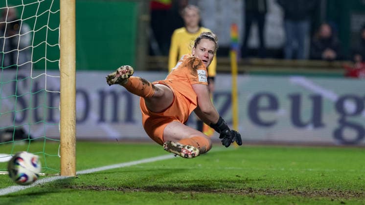 Friederike Repohl goalkeeper, Bayer 04 Leverkusen, 27 cant hold the ball at the penalty kick, penalty kick, game scene, action, action, the goal to 1 0, hit, highlight, goal success, THE DFB REGULATIONS PROHIBIT ANY USE OF PHOTOGRAPHS AS IMAGE SEQUENCES AND OR QUASI VIDEO , 12 12 2025, Bremen Germany , Football, Google Pixel Womens Bundesliga, SV Werder Bremen Bayer 04 Leverkusen xobx