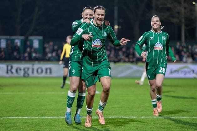 from left Verena Wieder SV Werder Bremen, 31 , goal scorer Larissa Mühlhaus SV Werder Bremen, 7 and Juliane Wirtz SV Werder Bremen, 28 with goal celebration, jubilation, cheering, optimistic, game scene, highlight, joy about the goal for 1 0, THE DFB REGULATIONS PROHIBIT ANY USE OF PHOTOGRAPHS AS IMAGE SEQUENCES AND OR QUASI VIDEO , 12 12 2025, Bremen Germany , Football, Google Pixel Womens Bundesliga, SV Werder Bremen Bayer 04 Leverkusen xobx