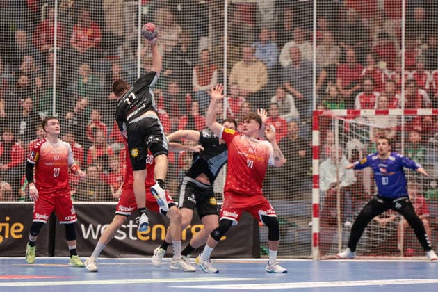 12 12 2025, Handball, Season 2025 2026, 2 Handball Bundesliga, 15 Matchday, TuSEM Essen TuS N Lübbecke, f l Max Neuhaus TuSEM Essen , Kasper Haugen Furu TuS N LÜbbecke , Finn Wolfram TuSEM Essen , Goalkeeper Dominik Plaue TuSEM Essen , Essen Am Hallo NRW Germany xRHR PHOTO DEx Copyright: DennisxEwert RHR-FOTOx RHR-FOTO DE