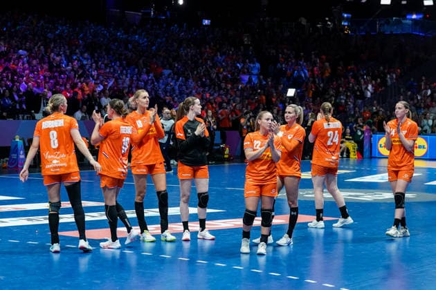 2025-12-12 Netherlands v Norway - IHF World Women s Handball Championship ROTTERDAM, NETHERLANDS - DECEMBER 12: Alieke van Maurik of The Netherlands, Lois Abbingh of The Netherlands, Larissa Nusser of The Netherlands, Bo van Wetering of The Netherlands, Kelly Dulfer of The Netherlands, Judith van der Helm of The Netherlands, Zoe Sprengers of The Netherlands, Bianca Schanssema of The Netherlands, Angela Malestein of The Netherlands, Nikita van der Vliet of The Netherlands, Rinka Duijndam of The Netherlands, Yara ten Holte of The Netherlands, Dione Housheer of The Netherlands, Estavana Polman of The Netherlands, Merel Freriks of The Netherlands, Romee Maarschalkerweerd of The Netherlands, Kelly Vollebregt of The Netherlands, Sarah Dekker of The Netherlands thanking fans for their support during the IHF World Women s Handball Championship match between Netherlands and Norway at Ahoy on December 12, 2025 in Rotterdam, Netherlands. Rotterdam Ahoy Netherlands Content not available for redistribution in The Netherlands directly or indirectly through any third parties. Copyright: xHenkxSeppenx