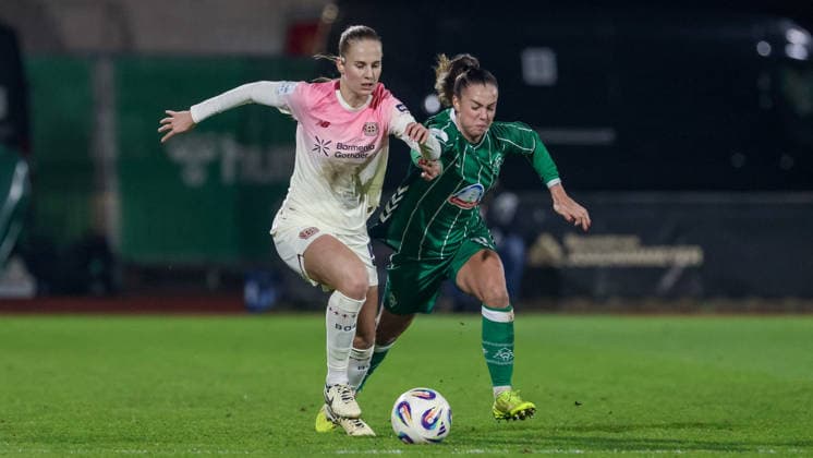 from left Juliette Vidal Bayer 04 Leverkusen, 56 and Maja Sternad SV Werder Bremen, 11 in a duel, dynamic, action, action, game scene, THE DFB REGULATIONS PROHIBIT ANY USE OF PHOTOGRAPHS AS IMAGE SEQUENCES AND OR QUASI VIDEO , 12 12 2025, Bremen Germany , Football, Google Pixel Womens Bundesliga, SV Werder Bremen Bayer 04 Leverkusen xobx
