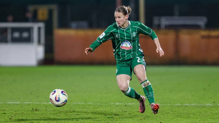 Chiara D Angelo SV Werder Bremen, 2 on the ball, cropped, single image, full body, action, action scene, THE DFB GUIDELINES PROHIBIT ANY USE OF PHOTOGRAPHS AS IMAGE SEQUENCES AND OR QUASI VIDEO DFB REGULATIONS PROHIBIT ANY USE OF PHOTOGRAPHS AS IMAGE SEQUENCES AND OR QUASI VIDEO , 12 12 2025, Bremen Germany , Soccer, Google Pixel Womens Bundesliga, SV Werder Bremen Bayer 04 Leverkusen xobx