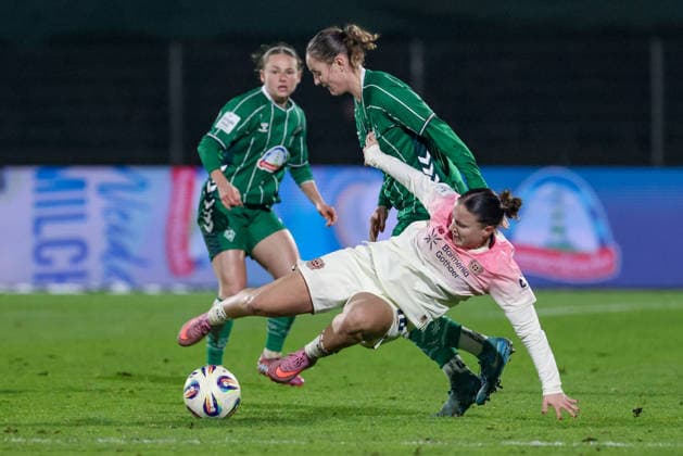 from left Verena Wieder SV Werder Bremen, 31 and Estrella Merino Gonzalez Bayer 04 Leverkusen, 10 in a duel, dynamic, action, action, match scene, THE DFB REGULATIONS PROHIBIT ANY USE OF PHOTOGRAPHS AS IMAGE SEQUENCES AND OR QUASI VIDEO , 12 12 2025, Bremen Germany , Football, Google Pixel Womens Bundesliga, SV Werder Bremen Bayer 04 Leverkusen xobx