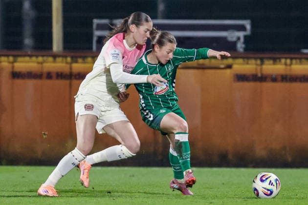 from left Valentina Mädl Bayer 04 Leverkusen, 17 and Chiara D Angelo SV Werder Bremen, 2 in a duel, dynamic, action, game scene, THE DFB REGULATIONS PROHIBIT ANY USE OF PHOTOGRAPHS AS IMAGE SEQUENCES AND OR QUASI VIDEO , 12 12 2025, Bremen Germany , Football, Google Pixel Womens Bundesliga, SV Werder Bremen Bayer 04 Leverkusen xobx