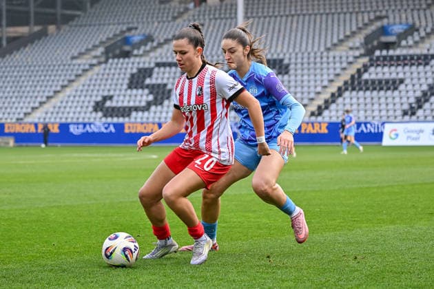 Leela Egli SC Freiburg Women, 20 on the ball and in a duel with Laureta Elmazi SGS Essen, 11 GER, SC Freiburg SGS Essen, Women Football, Google Pixel Women Bundesliga, Matchday 13, Season 2025 2026, 13 12 2025 DFB REGULATIONS PROHIBIT ANY USE OF PHOTOGRAPHS AS IMAGE SEQUENCES AND OR QUASI VIDEO GER, SC Freiburg SGS Essen, Women Football, Google Pixel Women Bundesliga, Matchday 13, Season 2025 2026, 13 12 2025 Freiburg Copyright: xEibner-Pressefoto ThomasxHessx EP_THS