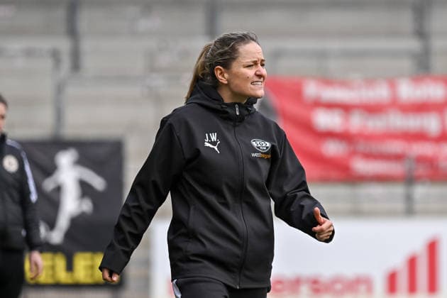 Jessica Wissmann SGS Essen, Trainer with Emotion GER, SC Freiburg SGS Essen, Womens Football, Google Pixel Womens Bundesliga, Matchday 13, Season 2025 2026, 13 12 2025 DFB REGULATIONS PROHIBIT ANY USE OF PHOTOGRAPHS AS IMAGE SEQUENCES AND OR QUASI VIDEO GER, SC Freiburg SGS Essen, Womens Football, Google Pixel Womens Bundesliga, Matchday 13, Season 2025 2026, 13 12 2025 Freiburg Copyright: xEibner-Pressefoto ThomasxHessx EP_THS
