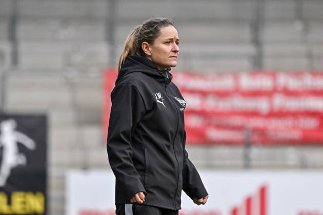 Jessica Wissmann SGS Essen, Trainer with Emotion GER, SC Freiburg SGS Essen, Womens Football, Google Pixel Womens Bundesliga, Matchday 13, Season 2025 2026, 13 12 2025 DFB REGULATIONS PROHIBIT ANY USE OF PHOTOGRAPHS AS IMAGE SEQUENCES AND OR QUASI VIDEO GER, SC Freiburg SGS Essen, Womens Football, Google Pixel Womens Bundesliga, Matchday 13, Season 2025 2026, 13 12 2025 Freiburg Copyright: xEibner-Pressefoto ThomasxHessx EP_THS