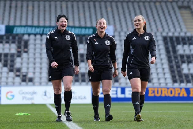 Daniela Kottmann Referee , Jessica Bergmann Lineswoman , Silke Fritz Lineswoman , Germany, Soccer, GooglePixel Womens Bundesliga, 13 Matchday, 2025 2026, SC Freiburg vs SGS Essen, 13 12 2025, Dreisamstadion, Freiburg, Germany DFB REGULATIONS PROHIBIT ANY USE OF PHOTOGRAPHS AS IMAGE SEQUENCES AND OR QUASI VIDEO Freiburg Dreisamstadion Baden Wuerttemberg Germany Copyright: xArnexAmbergx