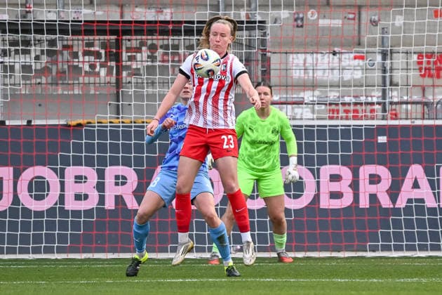 Luca Birkholz SC Freiburg Women, 23 receiving the ball in front of Lena Ostermeier SGS Essen, 18 GER, SC Freiburg SGS Essen, Women Football, Google Pixel Women Bundesliga, Matchday 13, Season 2025 2026, 13 12 2025 DFB REGULATIONS PROHIBIT ANY USE OF PHOTOGRAPHS AS IMAGE SEQUENCES AND OR QUASI VIDEO GER, SC Freiburg SGS Essen, Women Football, Google Pixel Women Bundesliga, Matchday 13, Season 2025 2026, 13 12 2025 Freiburg Copyright: xEibner-Pressefoto ThomasxHessx EP_THS