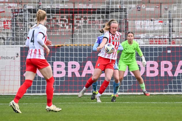 Luca Birkholz SC Freiburg Women, 23 receiving the ball in front of Lena Ostermeier SGS Essen, 18 GER, SC Freiburg SGS Essen, Women Football, Google Pixel Women Bundesliga, Matchday 13, Season 2025 2026, 13 12 2025 DFB REGULATIONS PROHIBIT ANY USE OF PHOTOGRAPHS AS IMAGE SEQUENCES AND OR QUASI VIDEO GER, SC Freiburg SGS Essen, Women Football, Google Pixel Women Bundesliga, Matchday 13, Season 2025 2026, 13 12 2025 Freiburg Copyright: xEibner-Pressefoto ThomasxHessx EP_THS