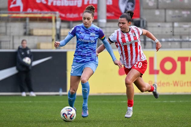 Paula Flach SGS Essen, 05 on the ball and in a running duel with Leela Egli SC Freiburg Frauen, 20 GER, SC Freiburg SGS Essen, Frauen Fussball, Google Pixel Frauen Bundesliga, 13 Spieltag, Saison 2025 2026, 13 12 2025 DFB REGULATIONS PROHIBIT ANY USE OF PHOTOGRAPHS AS IMAGE SEQUENCES AND OR QUASI VIDEO GER, SC Freiburg SGS Essen, Frauen Fussball, Google Pixel Frauen Bundesliga, 13 Spieltag, Saison 2025 2026, 13 12 2025 Freiburg Copyright: xEibner-Pressefoto ThomasxHessx EP_THS