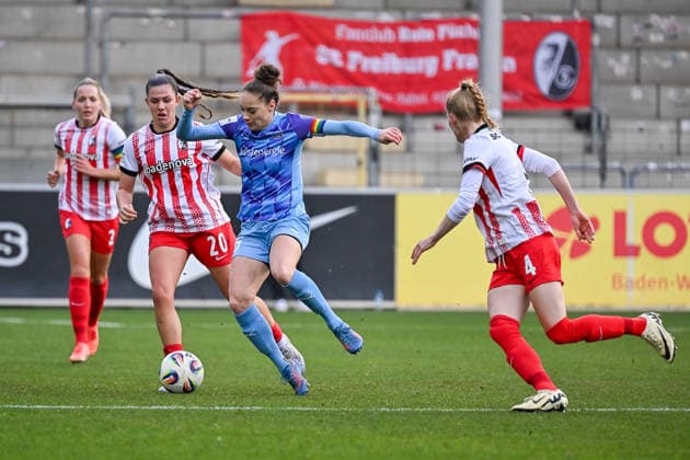 Paula Flach SGS Essen, 05 on the ball and in a duel with Leela Egli SC Freiburg Frauen, 20 GER, SC Freiburg SGS Essen, Frauen Fussball, Google Pixel Frauen Bundesliga, 13 Spieltag, Saison 2025 2026, 13 12 2025 DFB REGULATIONS PROHIBIT ANY USE OF PHOTOGRAPHS AS IMAGE SEQUENCES AND OR QUASI VIDEO GER, SC Freiburg SGS Essen, Frauen Fussball, Google Pixel Frauen Bundesliga, 13 Spieltag, Saison 2025 2026, 13 12 2025 Freiburg Copyright: xEibner-Pressefoto ThomasxHessx EP_THS
