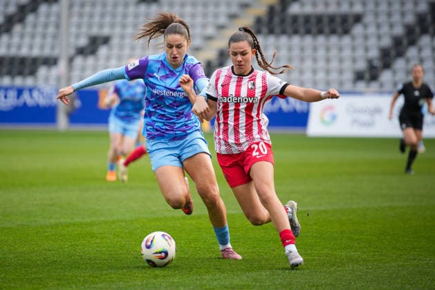 Soccer, Google Pixel Women Bundesliga, 13 Matchday, 2025 2026, SC Freiburg vs SGS Essen, 13 12 2025, Dreisamstadion, Freiburg, Leela Egli SC Freiburg, Women 20 Elmazi Laureta SGS ESSEN , 11 Freiburg Dreisamstadion Baden Württemberg Germany Copyright: xFINLEYxMÖRCHx