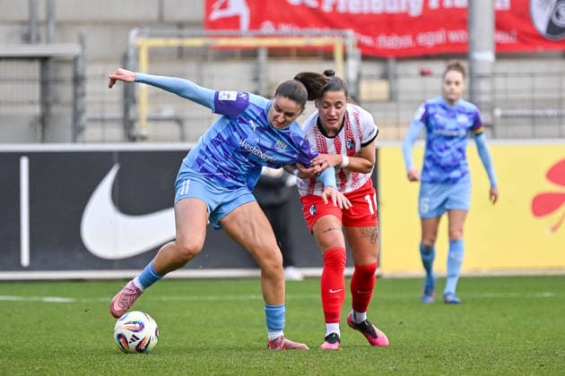 Laureta Elmazi SGS Essen, 11 , Selina Vobian SC Freiburg Women, 10 in duel for the ball GER, SC Freiburg SGS Essen, Women Football, Google Pixel Women Bundesliga, Matchday 13, Season 2025 2026, 13 12 2025 DFB REGULATIONS PROHIBIT ANY USE OF PHOTOGRAPHS AS IMAGE SEQUENCES AND OR QUASI VIDEO GER, SC Freiburg SGS Essen, Women Football, Google Pixel Women Bundesliga, Matchday 13, Season 2025 2026, 13 12 2025 Freiburg Copyright: xEibner-Pressefoto ThomasxHessx EP_THS