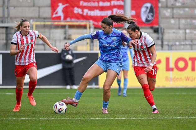 Laureta Elmazi SGS Essen, 11 , Selina Vobian SC Freiburg Women, 10 in duel for the ball GER, SC Freiburg SGS Essen, Women Football, Google Pixel Women Bundesliga, Matchday 13, Season 2025 2026, 13 12 2025 DFB REGULATIONS PROHIBIT ANY USE OF PHOTOGRAPHS AS IMAGE SEQUENCES AND OR QUASI VIDEO GER, SC Freiburg SGS Essen, Women Football, Google Pixel Women Bundesliga, Matchday 13, Season 2025 2026, 13 12 2025 Freiburg Copyright: xEibner-Pressefoto ThomasxHessx EP_THS