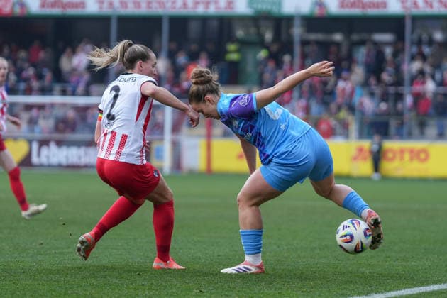 Lisa Karl SC Freiburg, 02 in duel with Paulina Platner SGS Essen, 25 , Germany, Soccer, GooglePixel Womens Bundesliga, 13 Matchday, 2025 2026, SC Freiburg vs SGS Essen, 13 12 2025, Dreisamstadion, Freiburg, Germany DFB REGULATIONS PROHIBIT ANY USE OF PHOTOGRAPHS AS IMAGE SEQUENCES AND OR QUASI VIDEO Freiburg Dreisamstadion Baden Wuerttemberg Germany Copyright: xArnexAmbergx