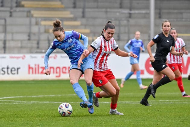Jacqueline Meissner SGS Essen, 16 , Leela Egli SC Freiburg Women, 20 in a duel for the ball GER, SC Freiburg SGS Essen, Women Football, Google Pixel Women Bundesliga, Matchday 13, Season 2025 2026, 13 12 2025 DFB REGULATIONS PROHIBIT ANY USE OF PHOTOGRAPHS AS IMAGE SEQUENCES AND OR QUASI VIDEO GER, SC Freiburg SGS Essen, Women Football, Google Pixel Women Bundesliga, Matchday 13, Season 2025 2026, 13 12 2025 Freiburg Copyright: xEibner-Pressefoto ThomasxHessx EP_THS