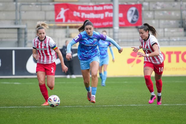 Soccer, Google Pixel Women Bundesliga, 13 Matchday, 2025 2026, SC Freiburg vs SGS Essen, 13 12 2025, Dreisamstadion, Freiburg, Lisa Karl SC Freiburg, Women 2 Selina Vobian SC Freiburg, Women 10 Elmazi Laureta SGS Essen ,11 Freiburg Dreisamstadion Baden Württemberg Germany Copyright: xFINLEYxMÖRCHx