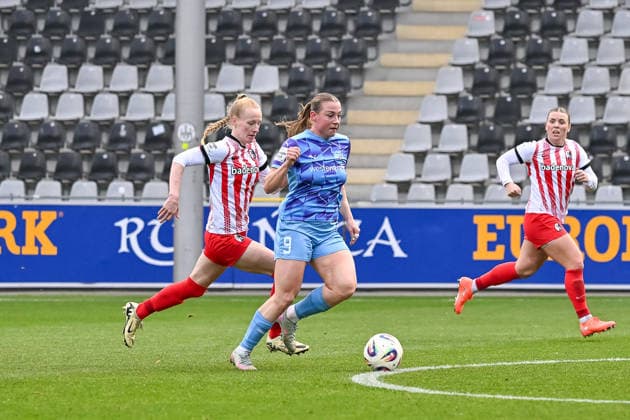 Ramona Maier SGS Essen, 09 , Meret Felde SC Freiburg Frauen, 04 im Laufduell mit Bal GER, SC Freiburg SGS Essen, Frauen Fussball, Google Pixel Frauen Bundesliga, 13 Spieltag, Saison 2025 2026, 13 12 2025 DFB REGULATIONS PROHIBIT ANY USE OF PHOTOGRAPHS AS IMAGE SEQUENCES AND OR QUASI VIDEO GER, SC Freiburg SGS Essen, Frauen Fussball, Google Pixel Frauen Bundesliga, 13 Spieltag, Saison 2025 2026, 13 12 2025 Freiburg Copyright: xEibner-Pressefoto ThomasxHessx EP_THS