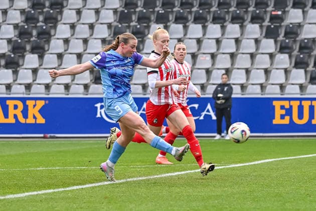 Ramona Maier SGS Essen, 09 shoots on goal, Meret Felde SC Freiburg Frauen, 04 kann nicht eingreifen GER, SC Freiburg SGS Essen, Frauen Fussball, Google Pixel Frauen Bundesliga, 13 Spieltag, Saison 2025 2026, 13 12 2025 DFB REGULATIONS PROHIBIT ANY USE OF PHOTOGRAPHS AS IMAGE SEQUENCES AND OR QUASI VIDEO GER, SC Freiburg SGS Essen, Frauen Fussball, Google Pixel Frauen Bundesliga, 13 Spieltag, Saison 2025 2026, 13 12 2025 Freiburg Copyright: xEibner-Pressefoto ThomasxHessx EP_THS