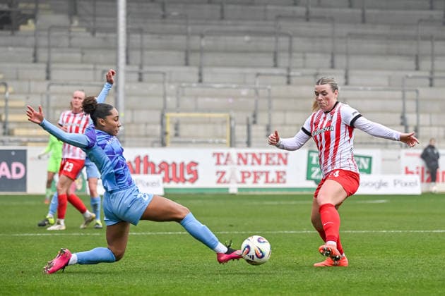 Vanessa Fuerst SGS Essen, 08 , Ingibjoerg Sigurdardottir SC Freiburg Frauen, 24 GER, SC Freiburg SGS Essen, Frauen Fussball, Google Pixel Frauen Bundesliga, 13 Spieltag, Saison 2025 2026, 13 12 2025 DFB REGULATIONS PROHIBIT ANY USE OF PHOTOGRAPHS AS IMAGE SEQUENCES AND OR QUASI VIDEO GER, SC Freiburg SGS Essen, Frauen Fussball, Google Pixel Frauen Bundesliga, 13 Spieltag, Saison 2025 2026, 13 12 2025 Freiburg Copyright: xEibner-Pressefoto ThomasxHessx EP_THS