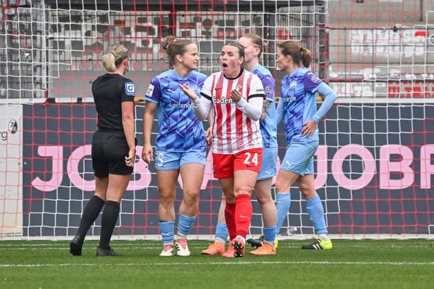 Ingibjoerg Sigurdardottir SC Freiburg Frauen, 24 mit Emotion nach eine Chance GER, SC Freiburg SGS Essen, Frauen Fussball, Google Pixel Frauen Bundesliga, 13 Spieltag, Saison 2025 2026, 13 12 2025 DFB REGULATIONS PROHIBIT ANY USE OF PHOTOGRAPHS AS IMAGE SEQUENCES AND OR QUASI VIDEO GER, SC Freiburg SGS Essen, Frauen Fussball, Google Pixel Frauen Bundesliga, 13 Spieltag, Saison 2025 2026, 13 12 2025 Freiburg Copyright: xEibner-Pressefoto ThomasxHessx EP_THS