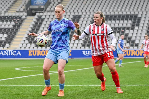 Natasha Kowalski SGS Essen, 10 on the ball and in a duel with Ingibjoerg Sigurdardottir SC Freiburg Women, 24 GER, SC Freiburg SGS Essen, Women Football, Google Pixel Women Bundesliga, Matchday 13, Season 2025 2026, 13 12 2025 DFB REGULATES PROHIBIT ANY USE OF PHOTOGRAPHS AS IMAGE SEQUENCES AND OR QUASI VIDEO GER, SC Freiburg SGS Essen, Womens football, Google Pixel Womens Bundesliga, Matchday 13, Season 2025 2026, 13 12 2025 Freiburg Copyright: xEibner-Pressefoto ThomasxHessx EP_THS