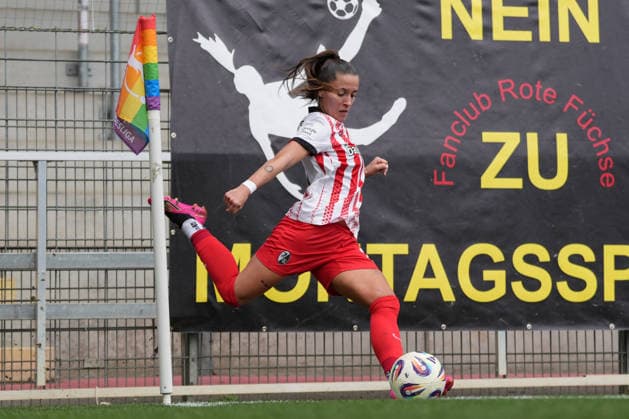 Selina Vobian SC Freiburg, 10 Eckball , Germany, Soccer, GooglePixel Women Bundesliga, 13 Matchday, 2025 2026, SC Freiburg vs SGS Essen, 13 12 2025, Dreisamstadion, Freiburg, Germany DFB REGULATIONS PROHIBIT ANY USE OF PHOTOGRAPHS AS IMAGE SEQUENCES AND OR QUASI VIDEO Freiburg Dreisamstadion Baden Wuerttemberg Germany Copyright: xArnexAmbergx