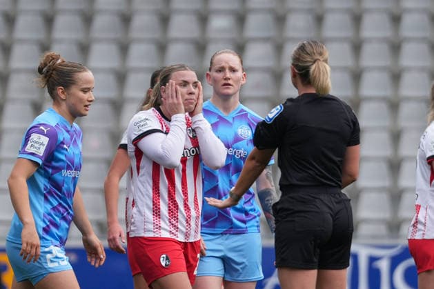 Ingibjörg Sigurdardottir Ingibjoerg Sigurdardottir SC Freiburg, 24 complains to Daniela Kottmann Referee , Germany, Soccer, GooglePixel Womens Bundesliga, 13 Matchday, 2025 2026, SC Freiburg vs SGS Essen, 13 12 2025, Dreisamstadion, Freiburg, Germany DFB REGULATIONS PROHIBIT ANY USE OF PHOTOGRAPHS AS IMAGE SEQUENCES AND OR QUASI VIDEO Freiburg Dreisamstadion Baden Wuerttemberg Germany Copyright: xArnexAmbergx
