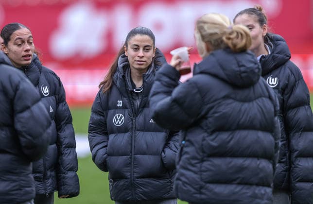 GER, Nuremberg, 1 FC Nuremberg vs VfL Wolfsburg, Google Pixel Bundesliga, Football, DFB, Season 2025 2026, Max Morlock Stadion, 13 Matchday in picture pitch inspection, Vfl Wolfsburg before the match in Nuremberg DFB DFL REGULATIONS PROHIBIT ANY USE OF PHOTOGRAPHS AS IMAGE SEQUENCES AND OR QUASI VIDEO, 13 12 2025 Copyright: HMBxMedia HendrikxHamelau