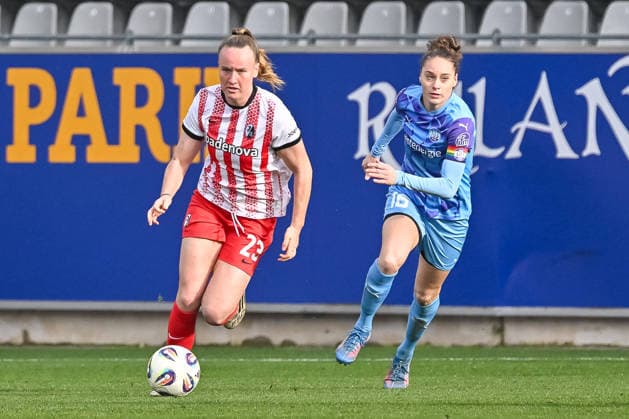 Luca Birkholz SC Freiburg Women, 23 on the ball, Jacqueline Meissner SGS Essen, 16 GER, SC Freiburg SGS Essen, Women Football, Google Pixel Women Bundesliga, 13 Matchday, Season 2025 2026, 13 12 2025 DFB REGULATIONS PROHIBIT ANY USE OF PHOTOGRAPHS AS IMAGE SEQUENCES AND OR QUASI VIDEO GER, SC Freiburg SGS Essen, Women Football, Google Pixel Women Bundesliga, 13 Matchday, Season 2025 2026, 13 12 2025 Freiburg Copyright: xEibner-Pressefoto ThomasxHessx EP_THS