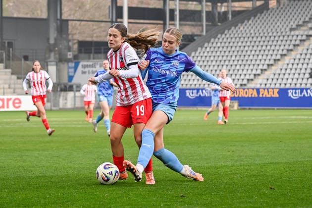 Nia Szenk SC Freiburg Women, 19 , Lany Mia Baecker SGS Essen, 26 in duel with ball GER, SC Freiburg SGS Essen, Women Football, Google Pixel Women Bundesliga, Matchday 13, Season 2025 2026, 13 12 2025 DFB REGULATIONS PROHIBIT ANY USE OF PHOTOGRAPHS AS IMAGE SEQUENCES AND OR QUASI VIDEO GER, SC Freiburg SGS Essen, Women Football, Google Pixel Women Bundesliga, Matchday 13, Season 2025 2026, 13 12 2025 Freiburg Copyright: xEibner-Pressefoto ThomasxHessx EP_THS