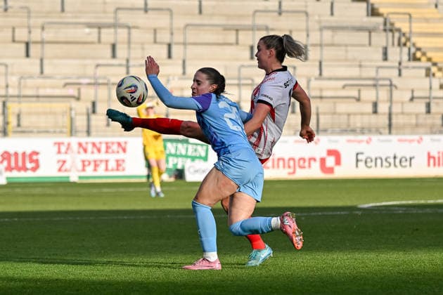 Greta Stegemann SC Freiburg Women, 16 , Leonie Koepp SGS Essen, 20 in duel GER, SC Freiburg SGS Essen, Women Football, Google Pixel Women Bundesliga, Matchday 13, Season 2025 2026, 13 12 2025 DFB REGULATIONS PROHIBIT ANY USE OF PHOTOGRAPHS AS IMAGE SEQUENCES AND OR QUASI VIDEO GER, SC Freiburg SGS Essen, Women Football, Google Pixel Women Bundesliga, Matchday 13, Season 2025 2026, 13 12 2025 Freiburg Copyright: xEibner-Pressefoto ThomasxHessx EP_THS