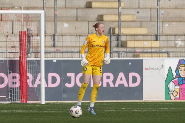 Rebecca Adamczyk SC Freiburg, 33 on the ball , Germany, Football, GooglePixel Womens Bundesliga, 13 Matchday, 2025 2026, SC Freiburg vs SGS Essen, 13 12 2025, Dreisamstadion, Freiburg, Germany DFB REGULATIONS PROHIBIT ANY USE OF PHOTOGRAPHS AS IMAGE SEQUENCES AND OR QUASI VIDEO Freiburg Dreisamstadion Baden Wuerttemberg Germany Copyright: xArnexAmbergx