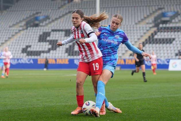 Nia Szenk SC Freiburg, 19 in duel with Paulina Platner SGS Essen, 25 , Germany, Soccer, GooglePixel Womens Bundesliga, 13 Matchday, 2025 2026, SC Freiburg vs SGS Essen, 13 12 2025, Dreisamstadion, Freiburg, Germany DFB REGULATIONS PROHIBIT ANY USE OF PHOTOGRAPHS AS IMAGE SEQUENCES AND OR QUASI VIDEO Freiburg Dreisamstadion Baden Wuerttemberg Germany Copyright: xArnexAmbergx