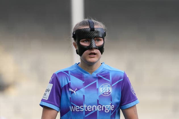 Paula Flach SGS Essen, 05 , Germany, Football, GooglePixel Womens Bundesliga, 13 Matchday, 2025 2026, SC Freiburg vs SGS Essen, 13 12 2025, Dreisamstadion, Freiburg, Germany DFB REGULATIONS PROHIBIT ANY USE OF PHOTOGRAPHS AS IMAGE SEQUENCES AND OR QUASI VIDEO Freiburg Dreisamstadion Baden Wuerttemberg Germany Copyright: xArnexAmbergx