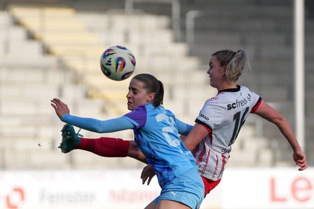 Leonie Köpp Leonie Koepp SGS Essen, 20 in duel with Greta Stegemann SC Freiburg, 16 , Germany, Soccer, GooglePixel Women Bundesliga, 13 Matchday, 2025 2026, SC Freiburg vs SGS Essen, 13 12 2025, Dreisamstadion, Freiburg, Germany DFB REGULATIONS PROHIBIT ANY USE OF PHOTOGRAPHS AS IMAGE SEQUENCES AND OR QUASI VIDEO Freiburg Dreisamstadion Baden Wuerttemberg Germany Copyright: xArnexAmbergx