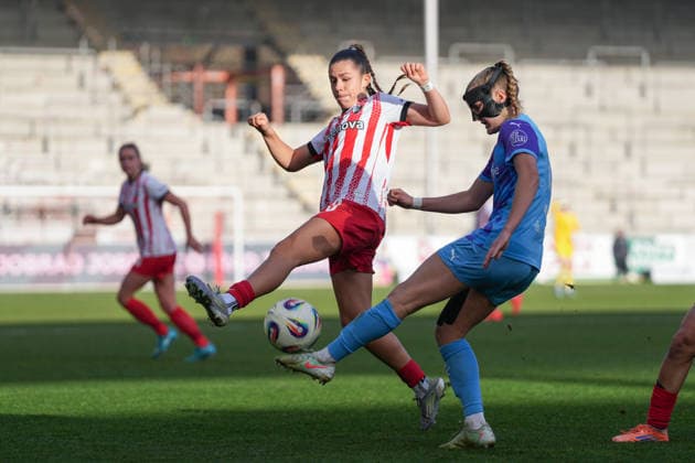 Leela Egli SC Freiburg, 20 in duel with Leonie Köpp Leonie Koepp SGS Essen, 20 , Germany, Soccer, GooglePixel Womens Bundesliga, 13 Matchday, 2025 2026, SC Freiburg vs SGS Essen, 13 12 2025, Dreisamstadion, Freiburg, Germany DFB REGULATIONS PROHIBIT ANY USE OF PHOTOGRAPHS AS IMAGE SEQUENCES AND OR QUASI VIDEO Freiburg Dreisamstadion Baden Wuerttemberg Germany Copyright: xArnexAmbergx