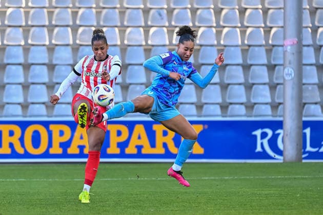Aurelie Csillag SC Freiburg Women, 17 blocked by Vanessa Fuerst SGS Essen, 08 GER, SC Freiburg SGS Essen, Women Football, Google Pixel Women Bundesliga, Matchday 13, Season 2025 2026, 13 12 2025 DFB REGULATIONS PROHIBIT ANY USE OF PHOTOGRAPHS AS IMAGE SEQUENCES AND OR QUASI VIDEO GER, SC Freiburg SGS Essen, Women Football, Google Pixel Women Bundesliga, Matchday 13, Season 2025 2026, 13 12 2025 Freiburg Copyright: xEibner-Pressefoto ThomasxHessx EP_THS