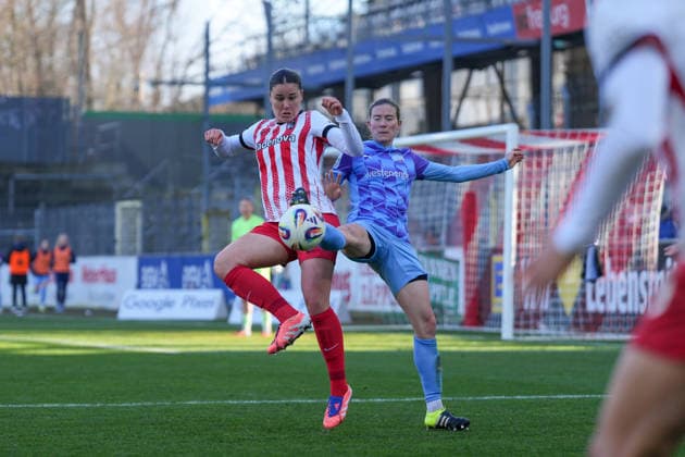 Svenja Foelmli Svenja Foelmli SC Freiburg, 09 in duel with Lena Ostermeier SGS Essen, 18 , Germany, Soccer, GooglePixel Womens Bundesliga, 13 Matchday, 2025 2026, SC Freiburg vs SGS Essen, 13 12 2025, Dreisamstadion, Freiburg, Germany DFB REGULATIONS PROHIBIT ANY USE OF PHOTOGRAPHS AS IMAGE SEQUENCES AND OR QUASI VIDEO Freiburg Dreisamstadion Baden Wuerttemberg Germany Copyright: xArnexAmbergx